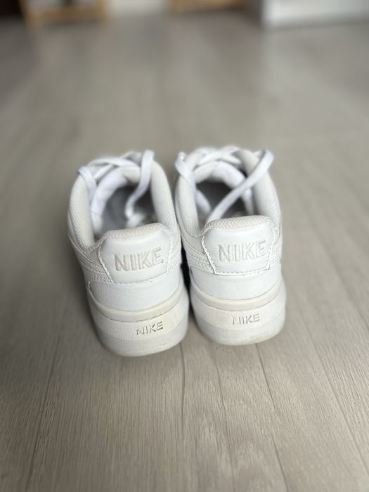 Бели маратонки Nike