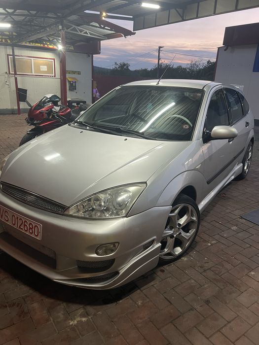 Vand ford focus 1.4 benzina masina se prezinta fix ca si in poze pret