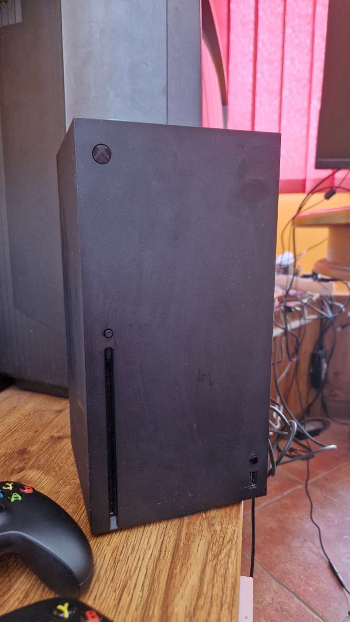 Конзола Хbox series X с 2 контролера