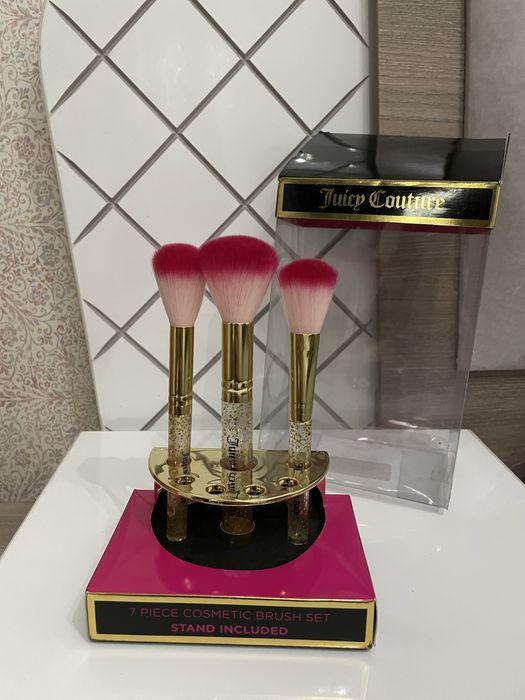 Juicy Couture. Супер кисти на стенде