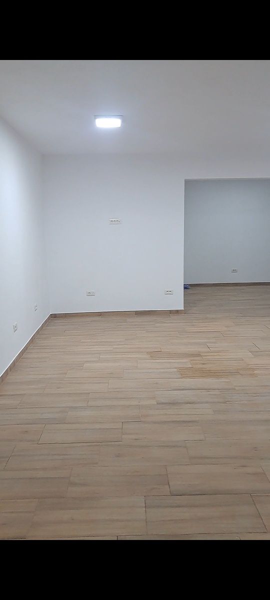 Închiriez spatiu comerciale