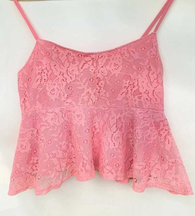 Top Bershka roz dantelă, peplum, bretele subțiri, mărime S