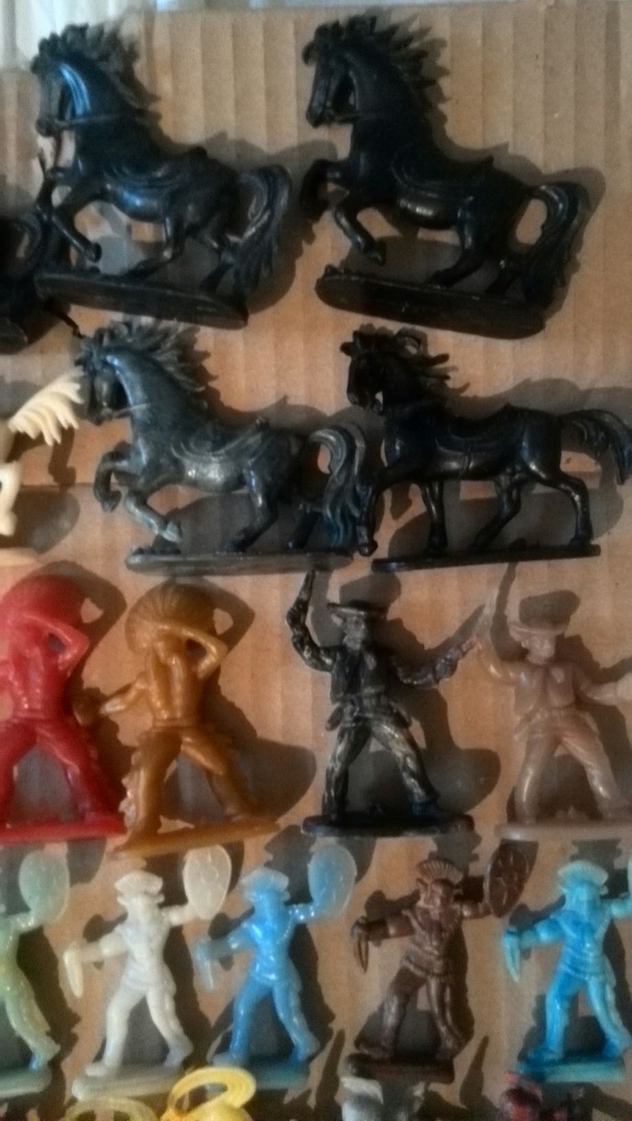 Vând sau schimb figurine românești cowboy-indieni+doi West Germany.