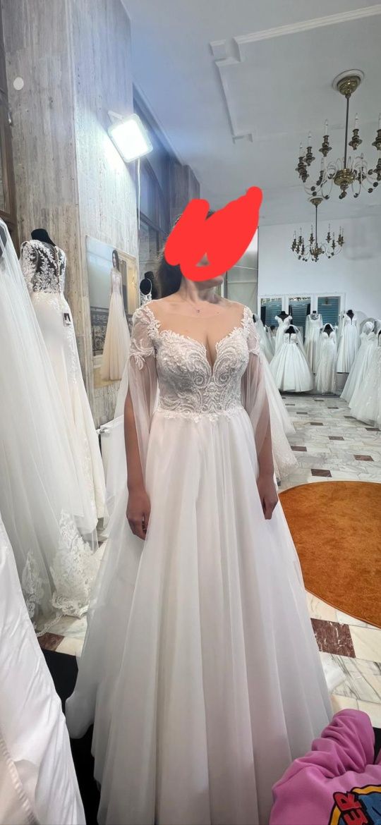 Rochie de mireasa cu maneci fluture.