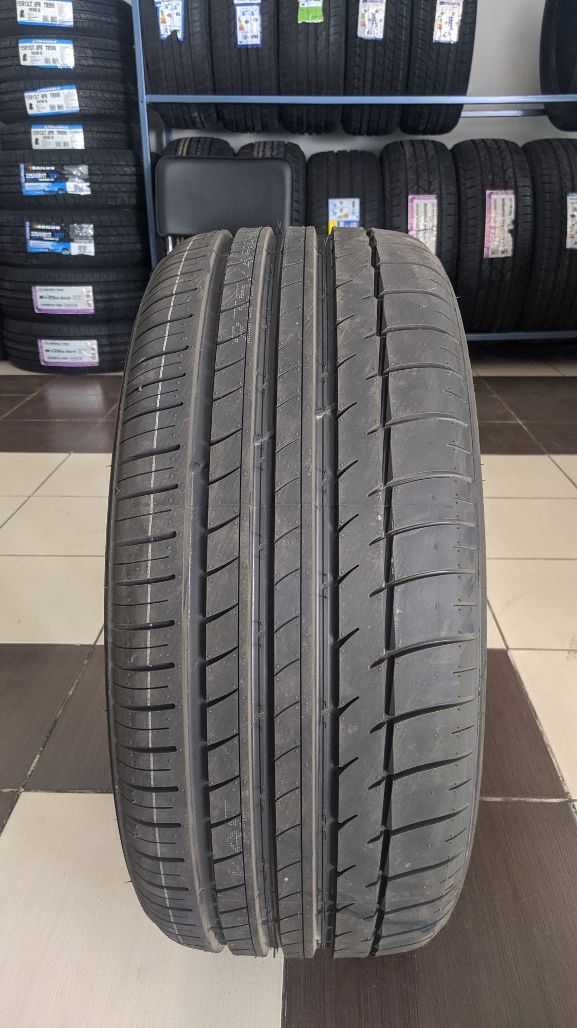 235/45R18 Triangle TH201