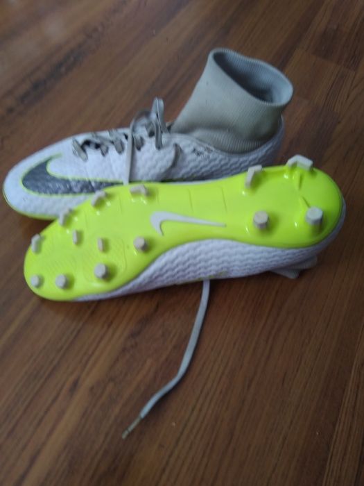 Vând pantofi crampoane Nike folosiți stare bună