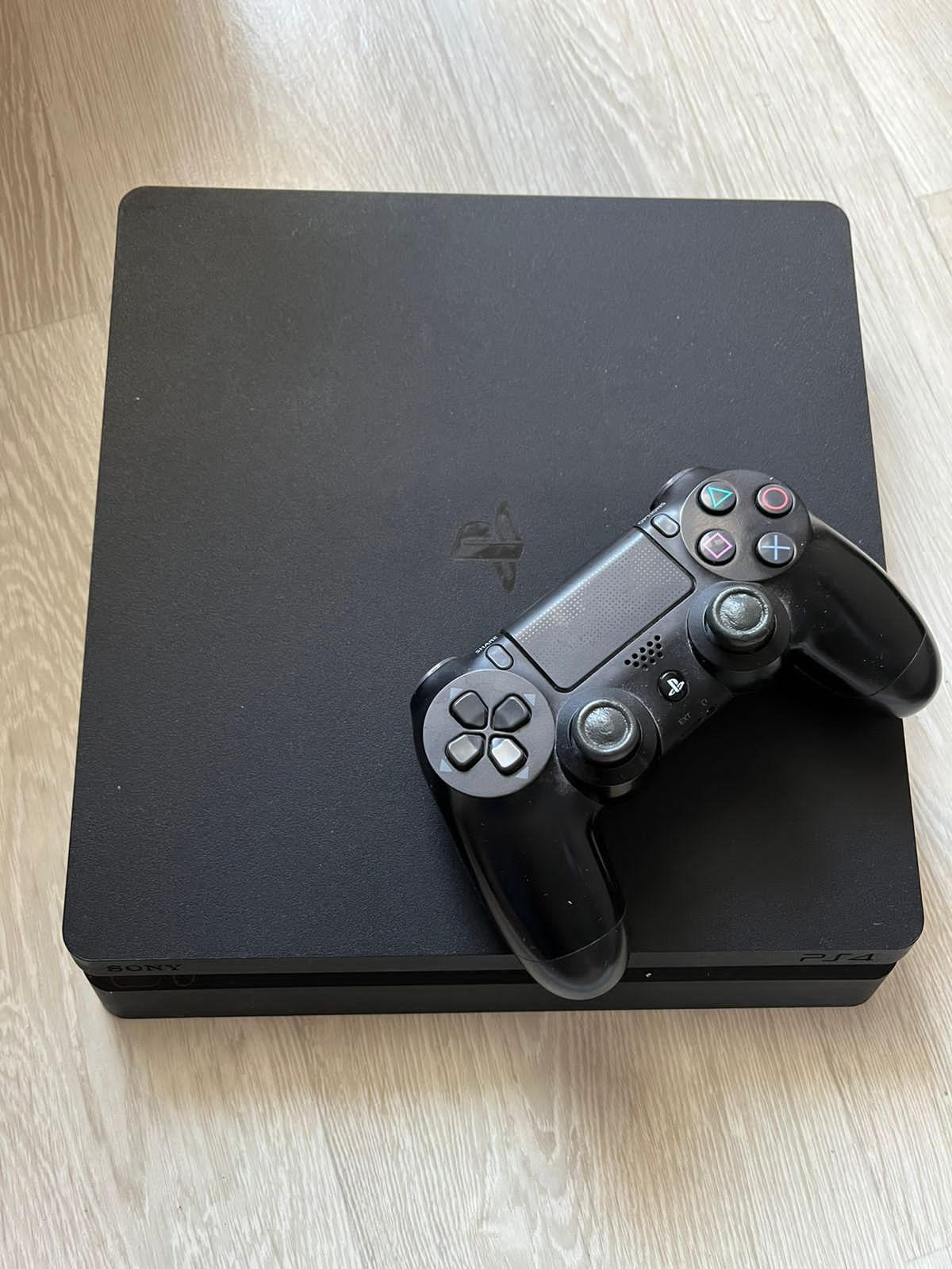 продам PlayStation 4 в хорошем состоянии