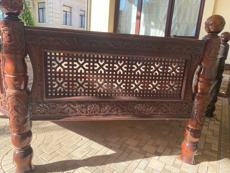 Национальный айван (тапчан) из массива дерева с резьбой