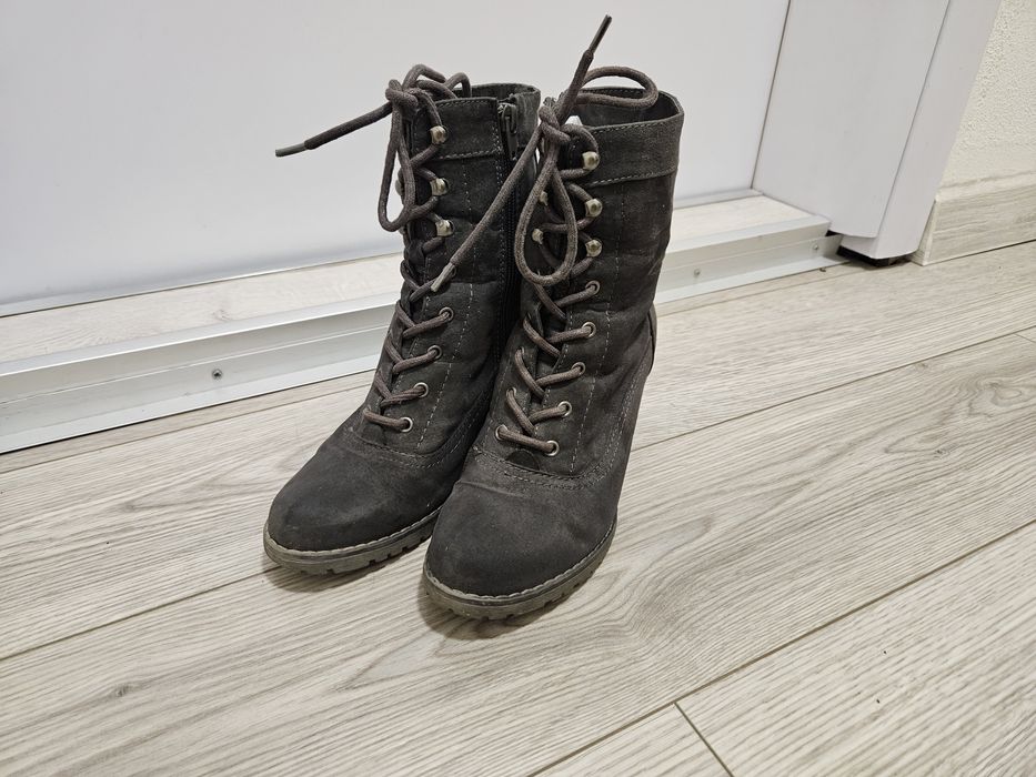 Сиви велурени боти с удобен ток. 37 номер. В добро състояние.