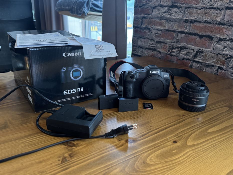 Canon R8 + 50mm 1.8 + пълен фотографски комплект + гаранция. Като нов