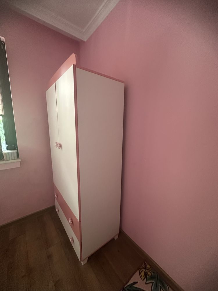 Много запазен детски гардероб бяло и розово.