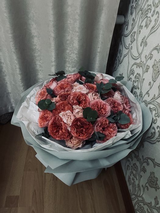 Букет цветов густовые пионы