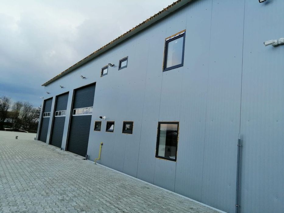 Vand Hala Metalica cu usi sectinale completa la gata cu panouri