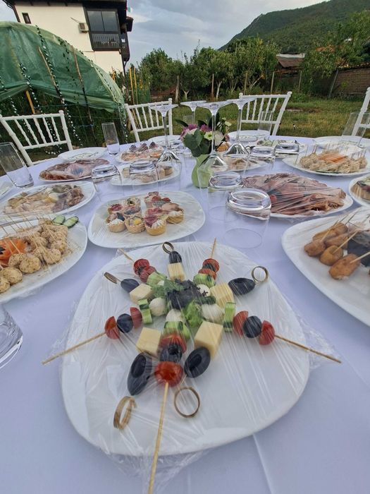 Под наем оборудване за сватби и празници – маси, столове, прибори