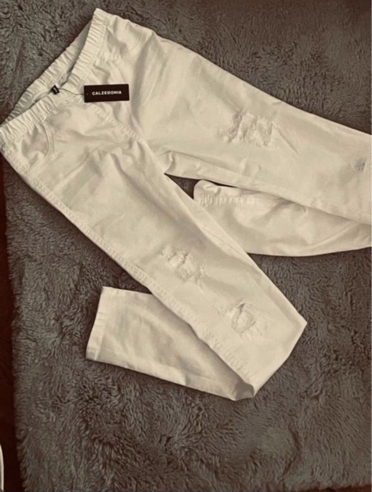 Blugi albi Calzedonia cu eticheta