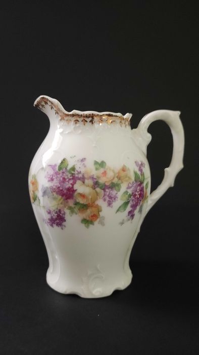 Една прекрасна порцеланова каничка/латиера