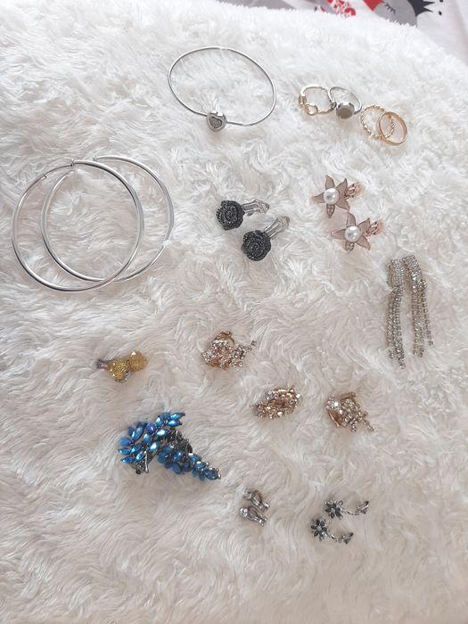 Vând Set colectie 11 cercei clipsuri + 4 inele și o brățară
