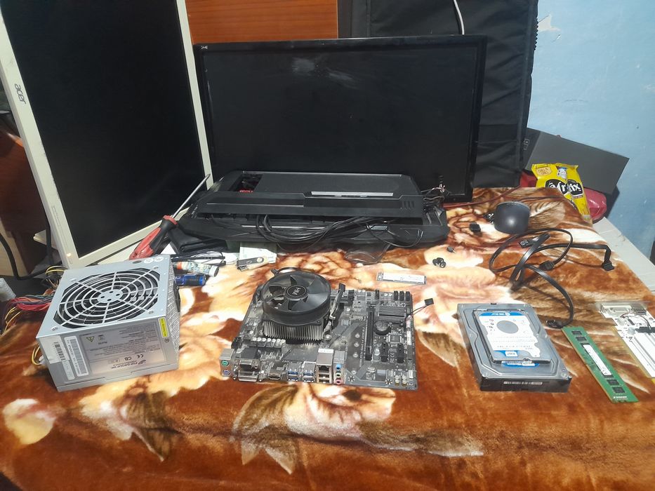 Vand  RAPID lot piese de pc +2 monitoare!
