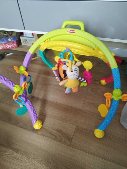 Активна гимнастика - Fisher Price с допълнителни музикални играчки.
