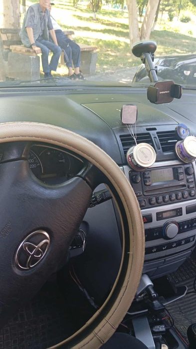 Vand Toyota avenisis cu radiatorul spart