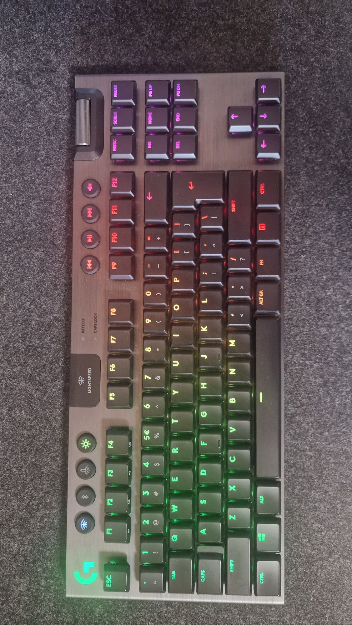Продавам клавиатура Logitech G915 TKL