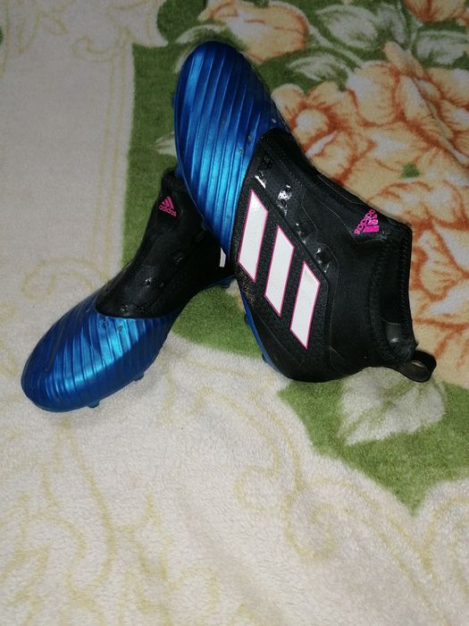 Vând adidași cu crampoane Adidas