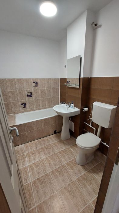 Vând apartament decomandat, 3 camere, 2 băi – 65 mp utili, balcon de 5