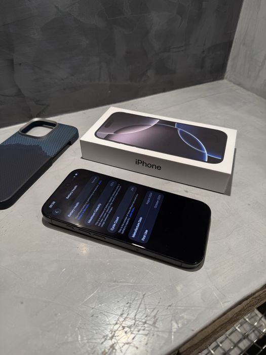 КАТО ЧИСТО НОВ Iphone 16 Pro Black + подарък Pitaka case