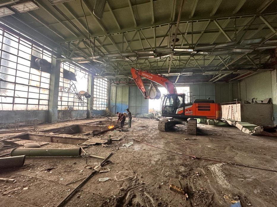 Buldoexcavator cu picon, Demolari, Evacuari moloz