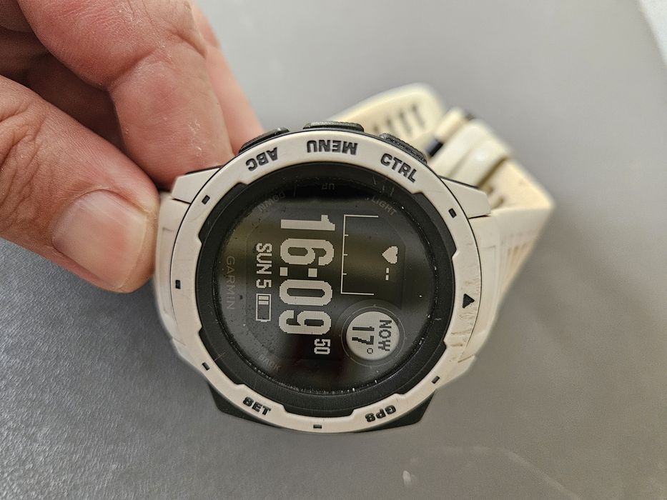 Часовник Garmin instinct