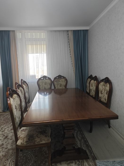 Стол из дерева в гостинную