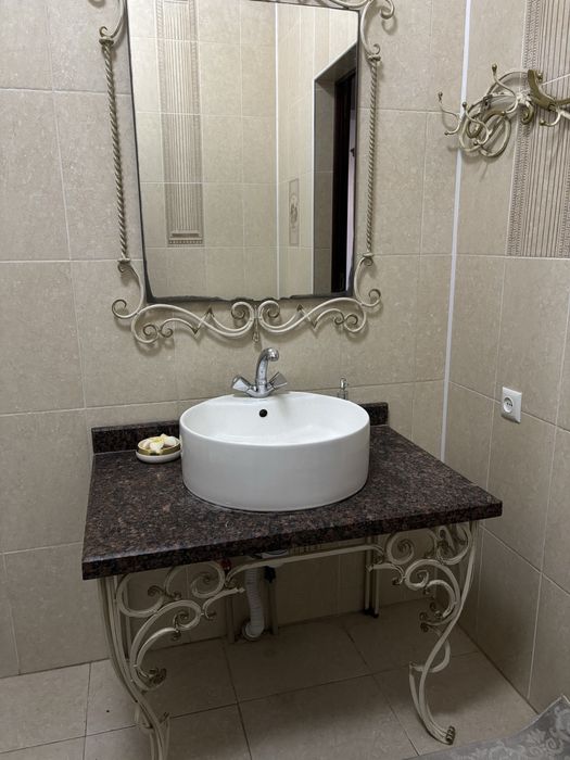 Продам туалетный набор-Зеркало, столик, умывальник и вешалка в готике