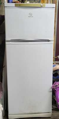 Продам холодильник indesit
