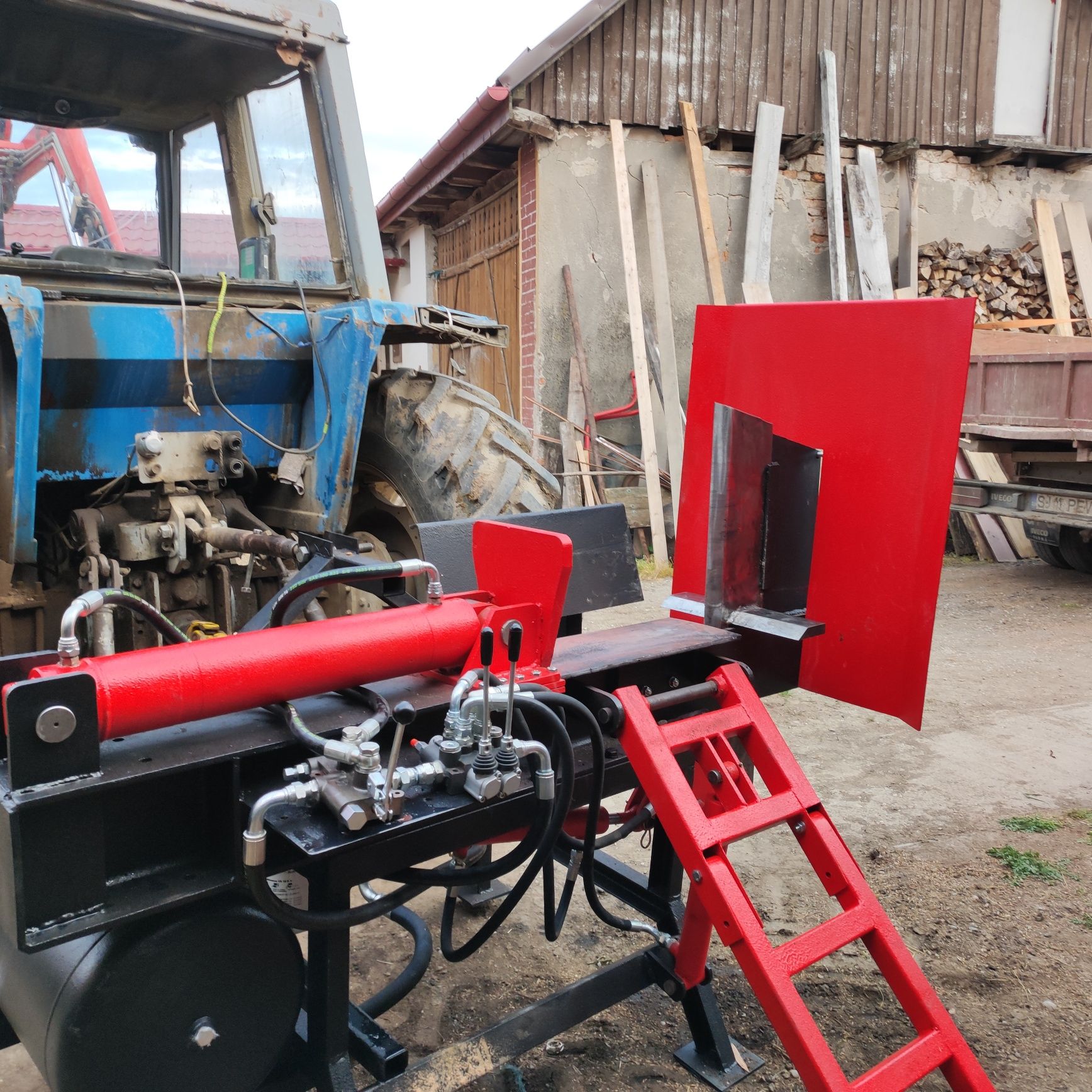 Crepator lemne după tractor