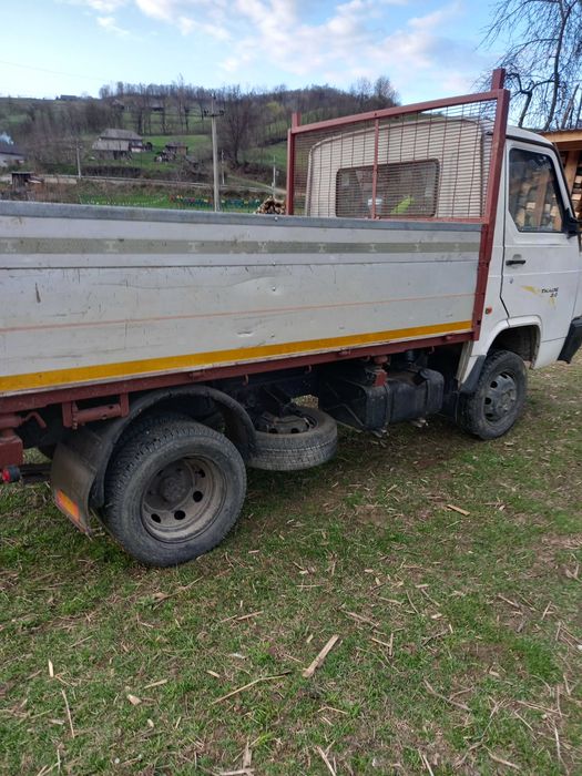 Camionetă basculabilă Nissan Trade