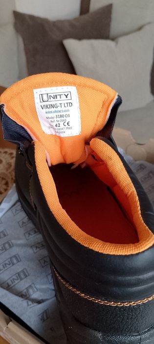 Продавам работни обувки номер 42 и чехли сабо номер 42