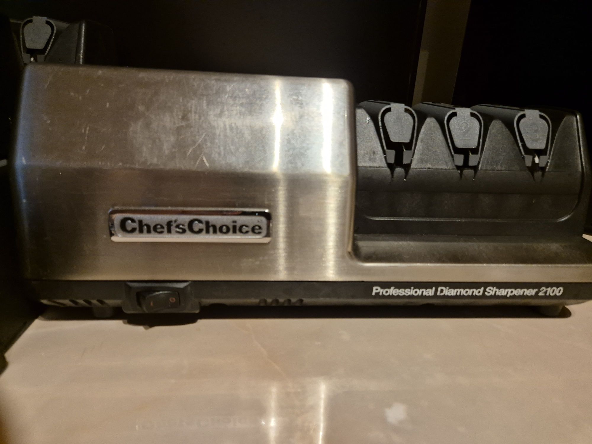 Dispozitiv electric pentru  ascutit cutite CHEF CHOICE  2100 USA