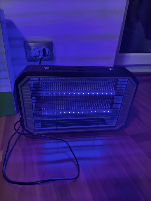 Capcana/Lampa led împotriva insectelor