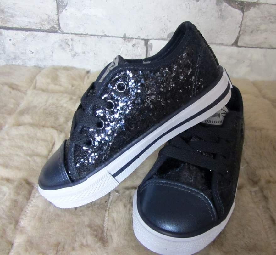 Нови, блестящи кецове за кокетка от Англия!
DUNLOP - Blue Glitter Pump