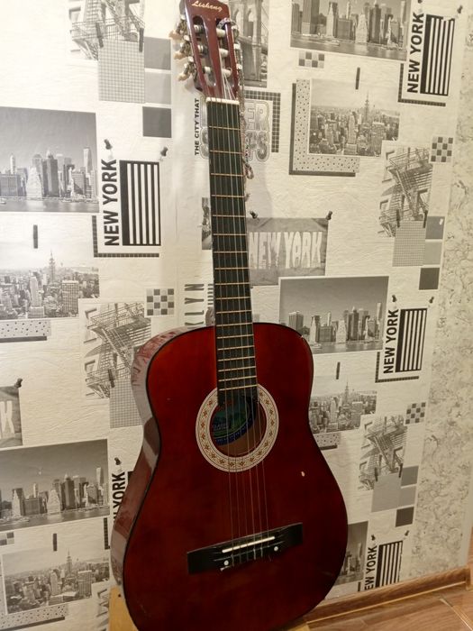 Гитара акустическая