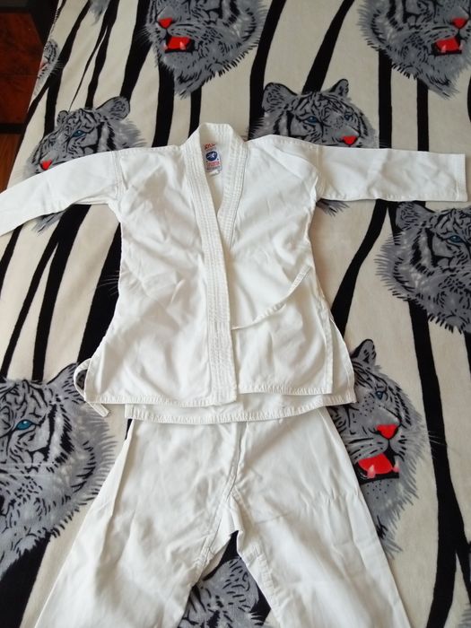 Продам кастюмы для тхэквондо