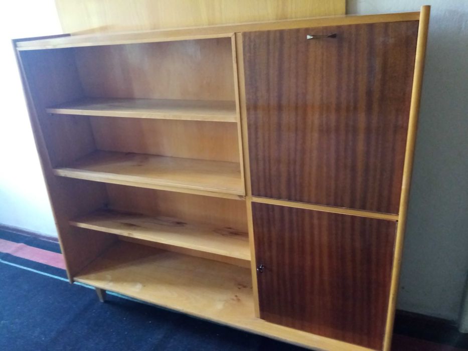 Ретро библиотека с барче и шкаф.