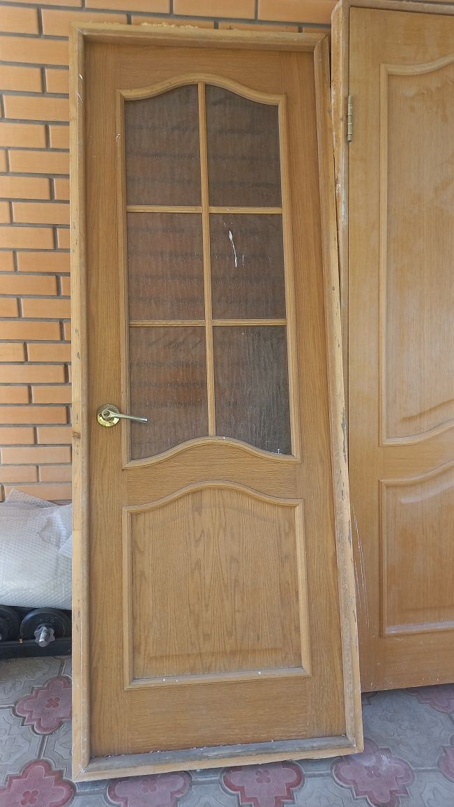 Продаю деревянную дверь