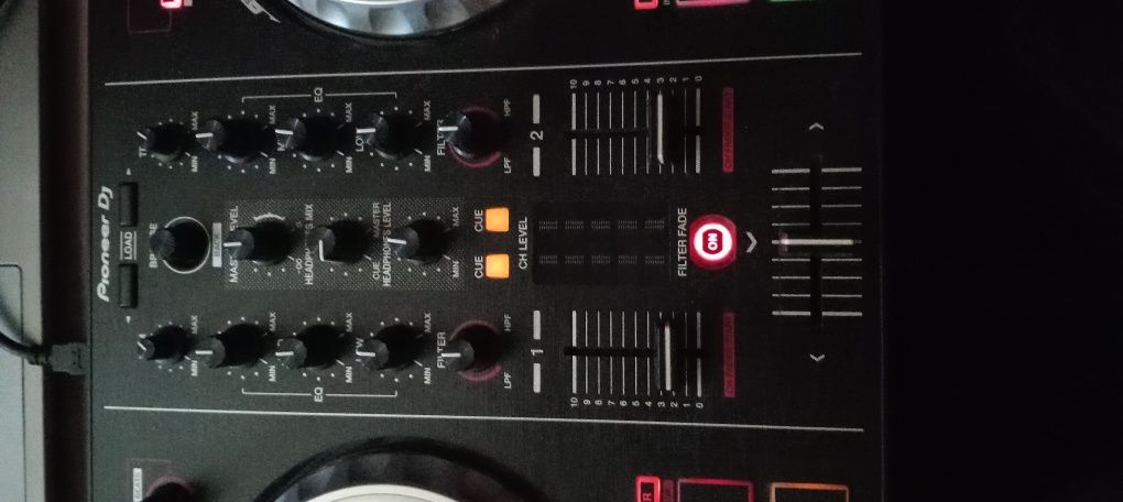 Vând consola dj /Pioneer dj SB2