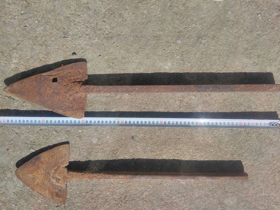 Продавам две антикварни стрелки за урала ковано желязо ръчни