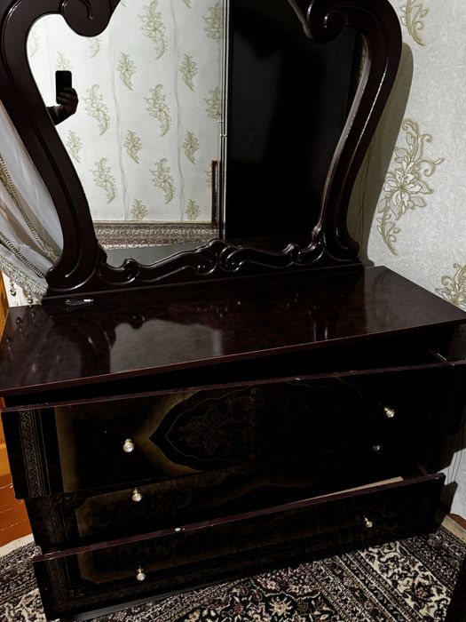 Кровать ва тримо сотилади