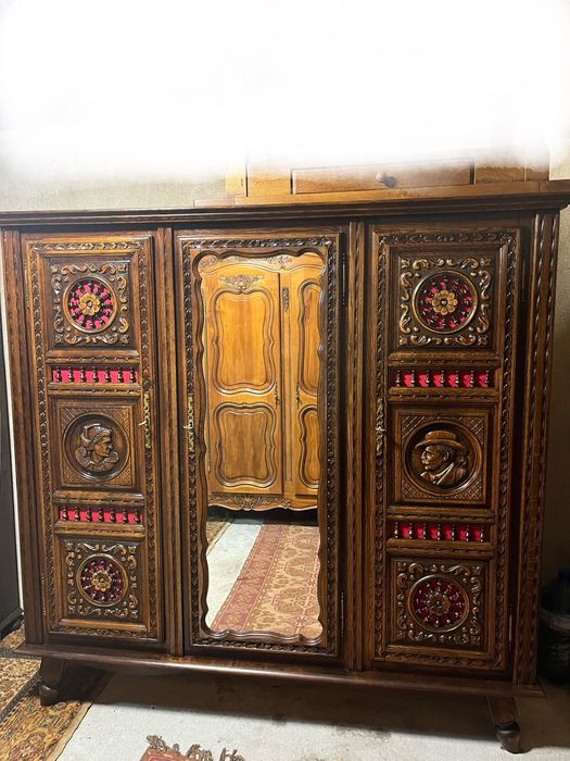 Масивен старинен гардероб