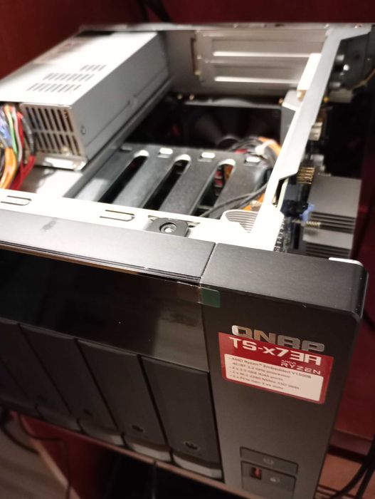 Vand NAS QNAP 673A 6-Bay, AMD Ryzen, 32GB, GARANTIE 24 LUNI, CA NOU!