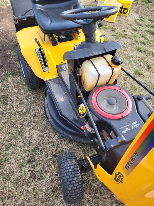 Vând tractoras de tuns iarbă