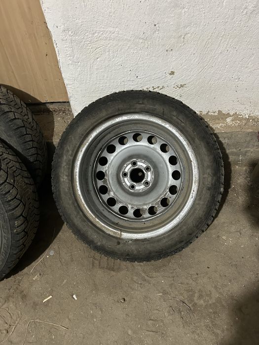 Продам зимние шины в комплекте с диском.